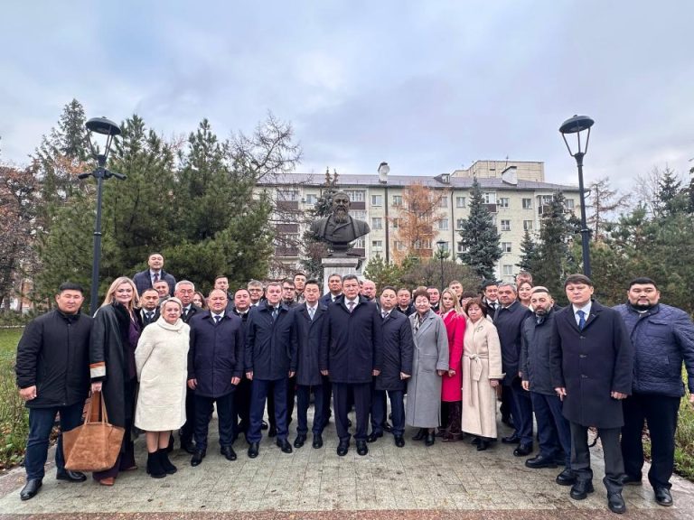 Абайға Құрмет: СҚО Делегациясы Қазандағы Ұлы Ойшыл Ескерткішіне Гүл Шоқтарын Қойды
